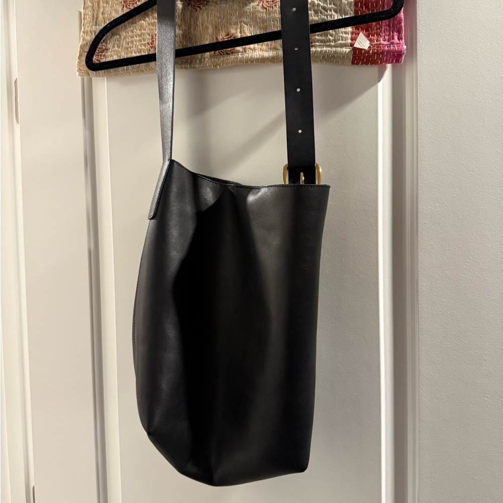Madewell Black Essential Bucket Tote - Picture 11 of 11